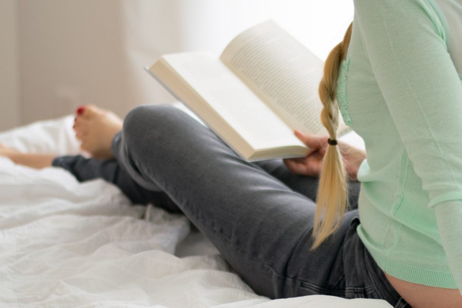 mujer_leyendo_en_la_cama